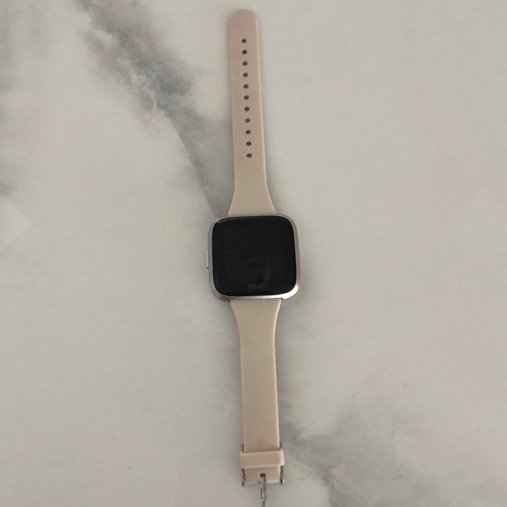 Silver Fitbit versa (comes with charger)